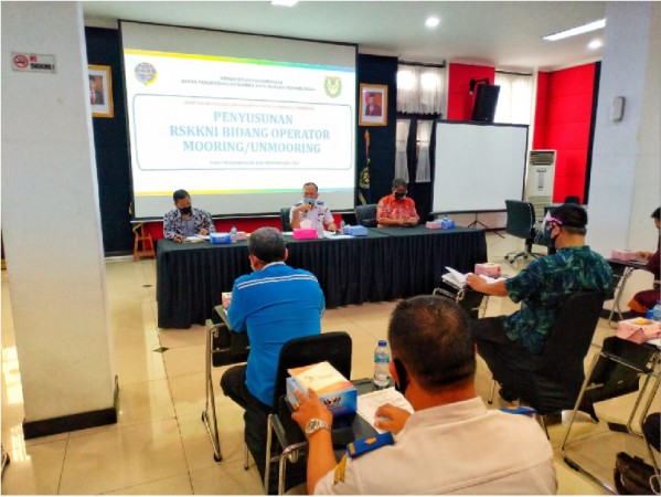 RAPAT PEMBAHASAN PENDAHULUAN PENYIAPAN, PERUMUS DAN TIM VERIFIKASI RSKKNI MOORING/UNMOORING BESERTA BAHAN/STANDAR KOMPETENSI KHUSUS
