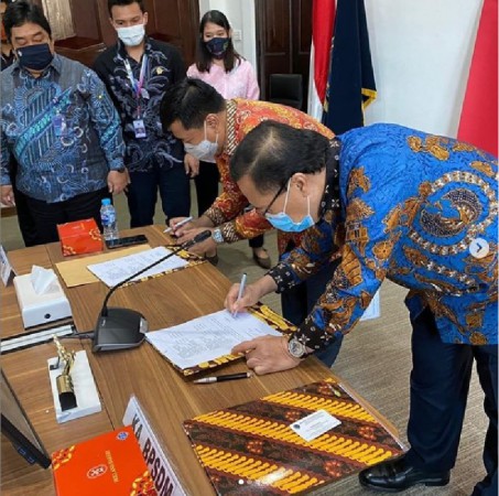 SERAH TERIMA SERTIFIKAT PERMANEN KAPAL LATIH